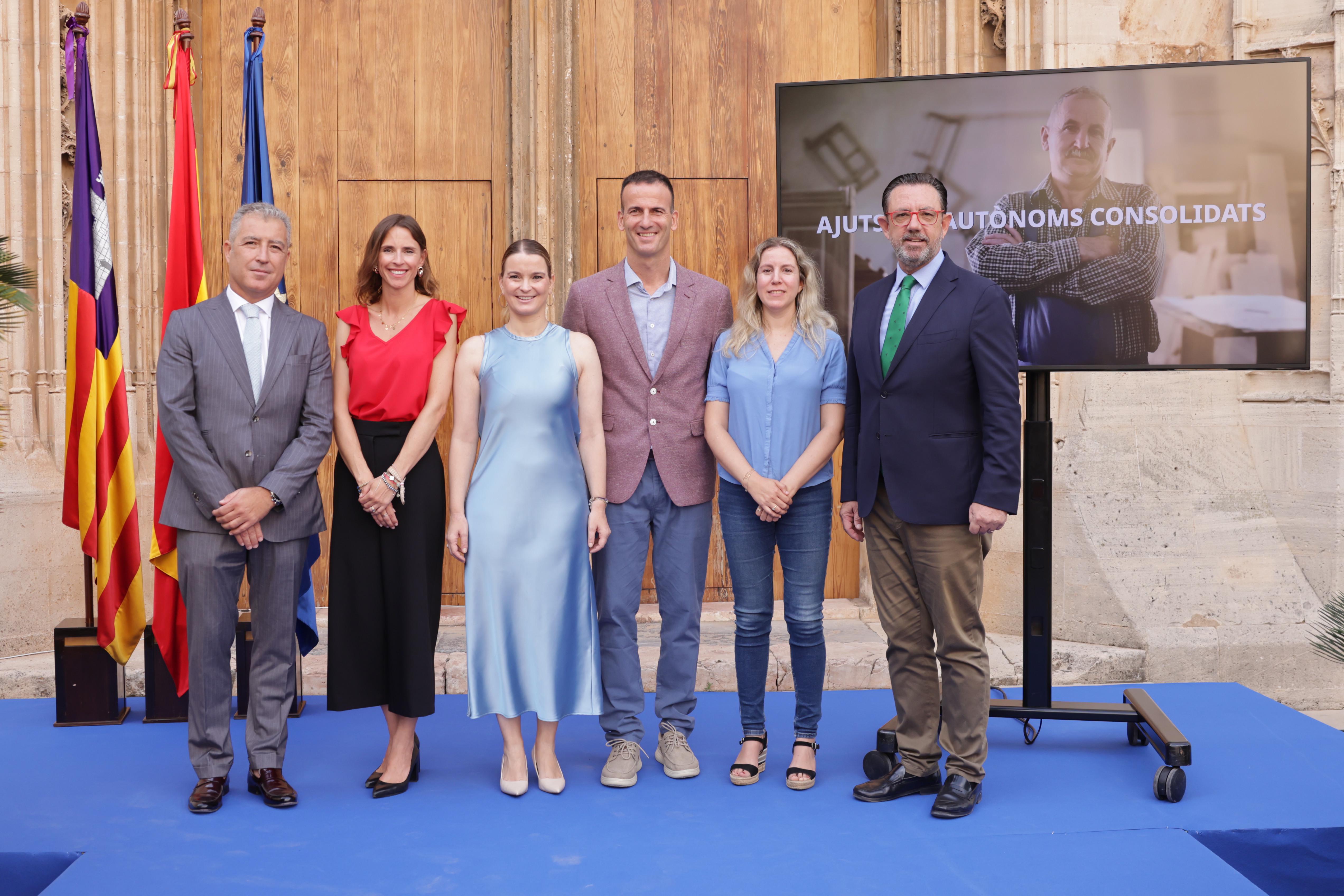 - La presidenta del Govern i el conseller d'Empresa, Ocupació i Energia amb representants dels empresaris i autònoms.