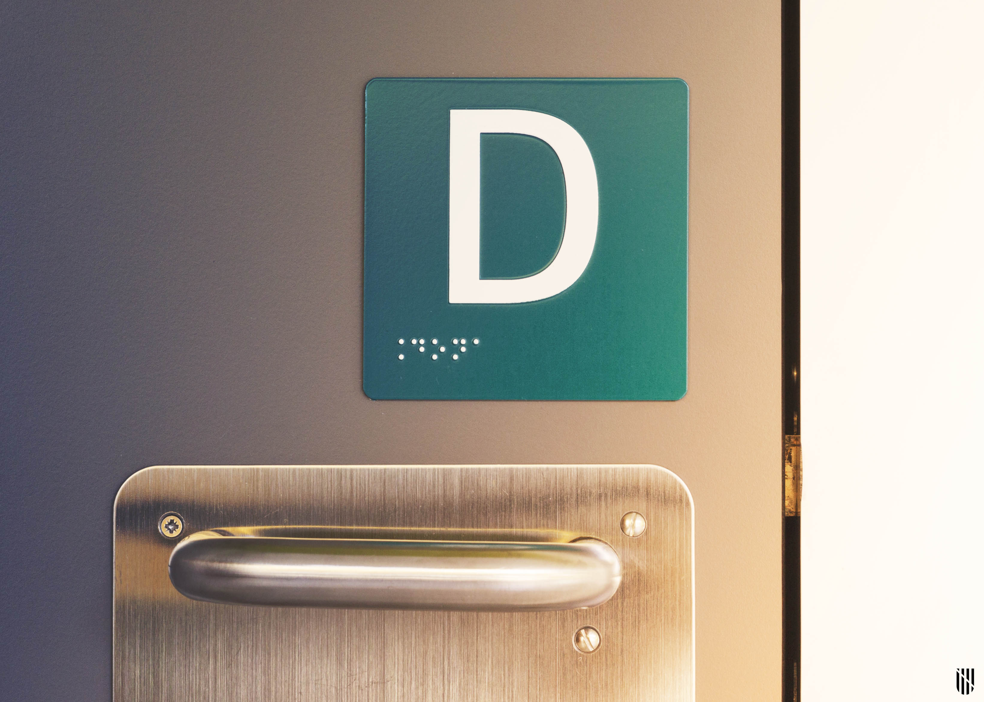 Primer plano de manecilla de puerta con señal de la letra D