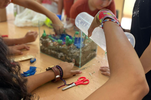 Participants en un taller construeixen un aqüífer