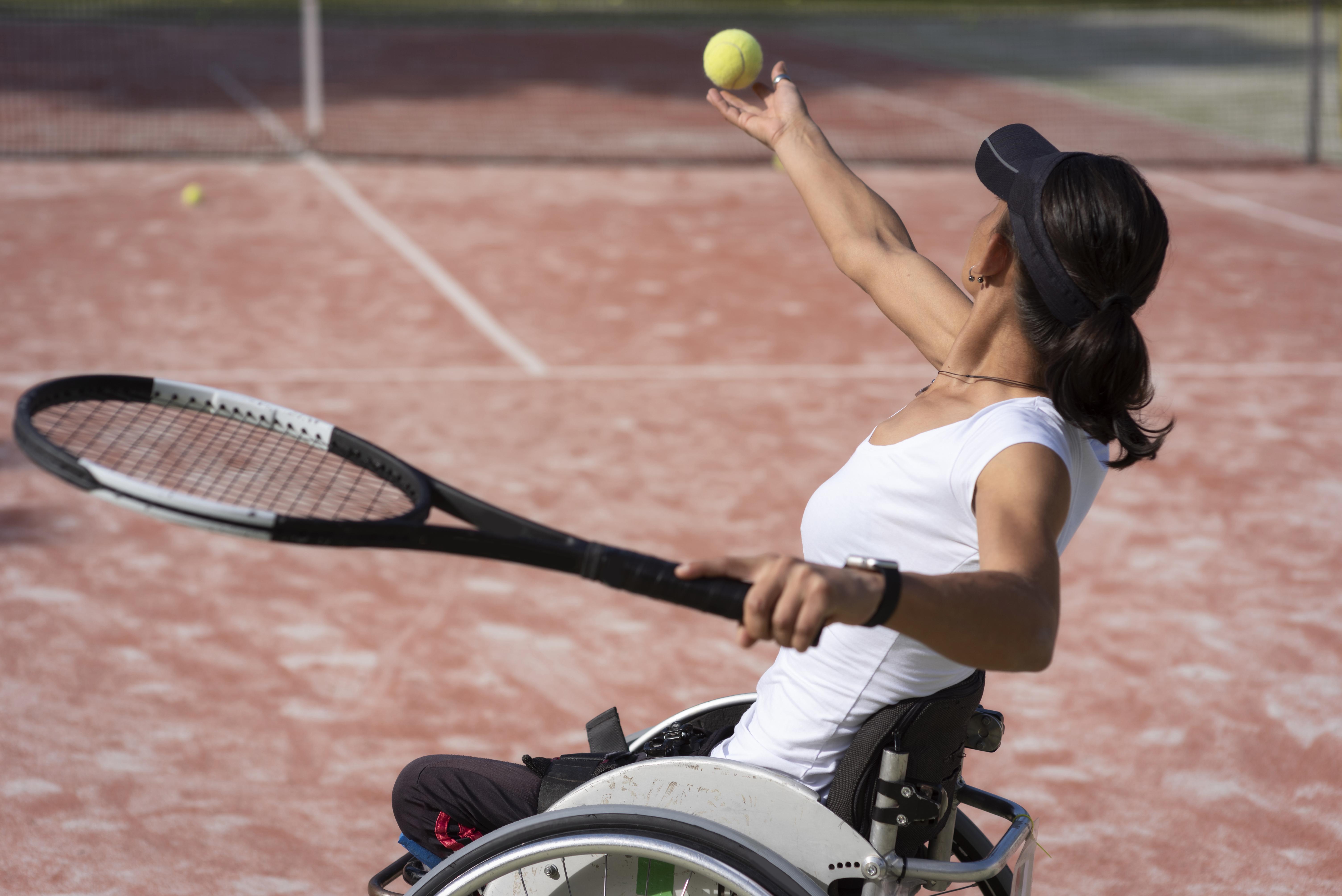 Tiro medio mujer discapacidad sosteniendo bola